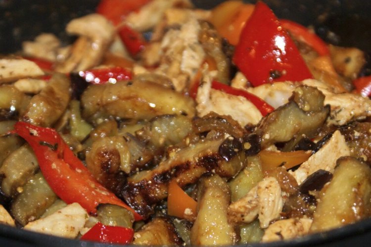 Куриные шейки, тушенные с баклажанами и помидорами в мультиварке
