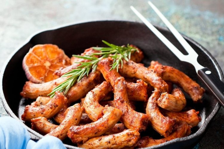 Острые куриные шеи на сковороде