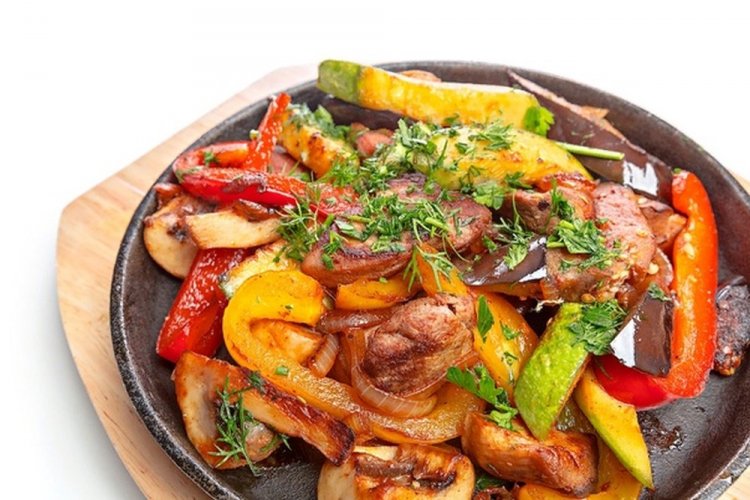 Свиная корейка с овощами на сковороде