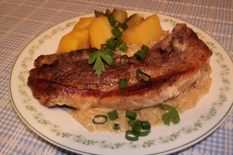 Свиная корейка с картошкой на сковороде