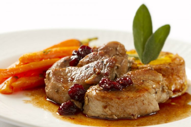 Свиная корейка в бульоне на сковороде