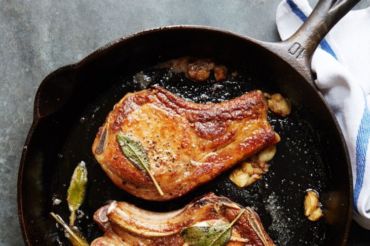 Свиная корейка в соевом соусе и горчице на сковороде