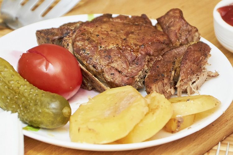 Свиная корейка с соевым соусом на сковороде