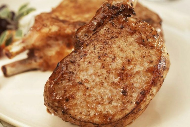 Свиная корейка с лимонным соком и паприкой на сковороде