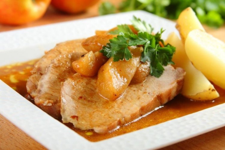 Свиная корейка с яблоками на сковороде