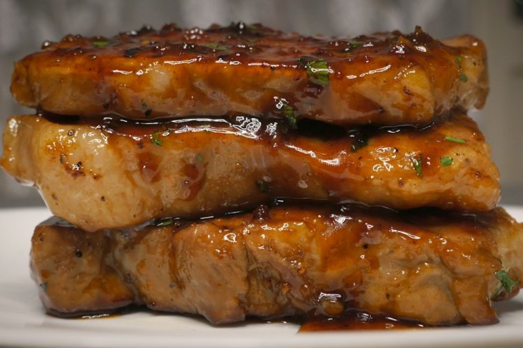 Свиная корейка в медовом соусе на сковороде