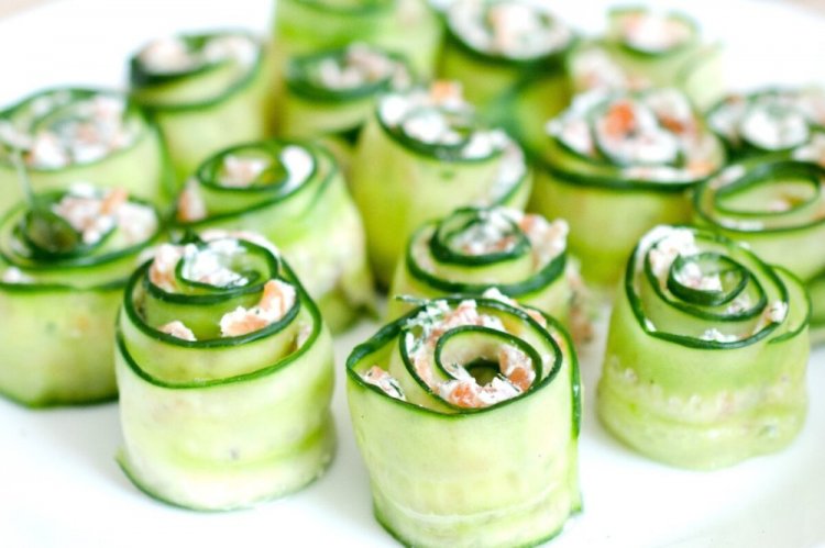 Рулетики из огурца с творожным сыром и красной рыбой