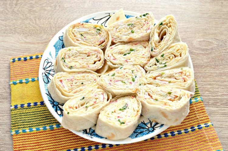 Рулет из лаваша с крабовыми палочками и творожным сыром