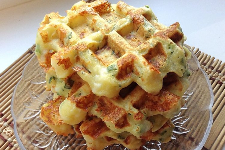 Творожные вафли с сыром и зеленью в вафельнице