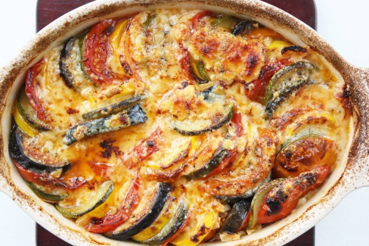 Рататуй с картошкой и сырным соусом