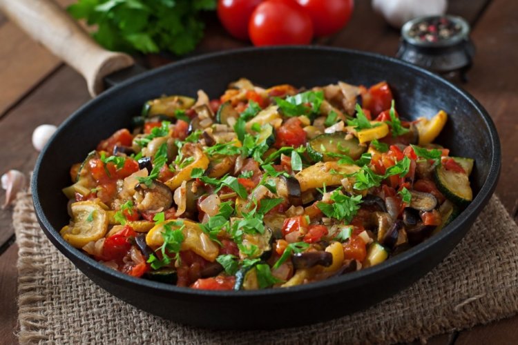 Рататуй с грибами на сковороде