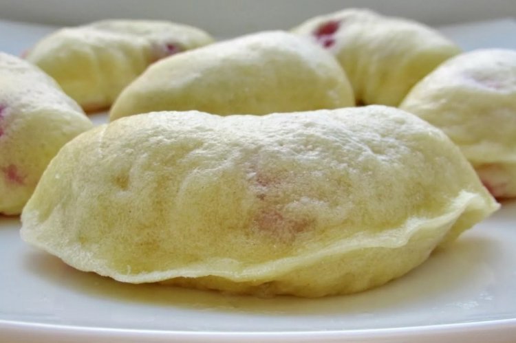 Вареники с клубникой на дрожжевом тесте с яйцом