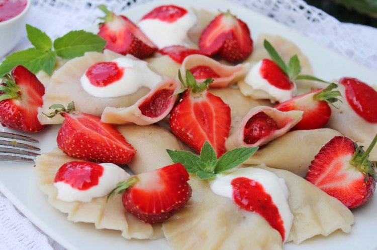 Вареники с клубникой на кислом молоке