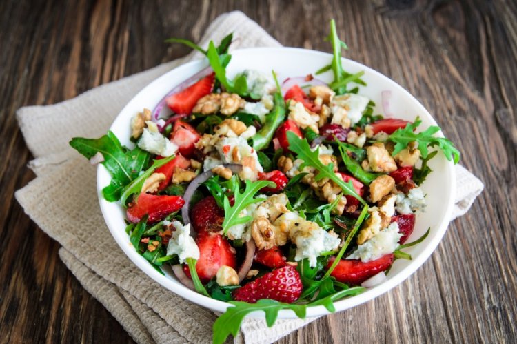 Салат с клубникой, рукколой и фетой