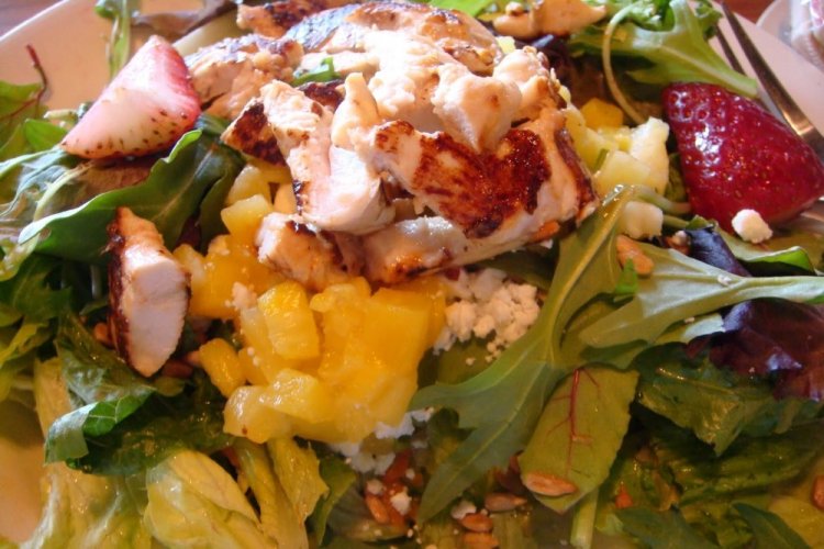 Салат с клубникой, копченой курицей и ананасом