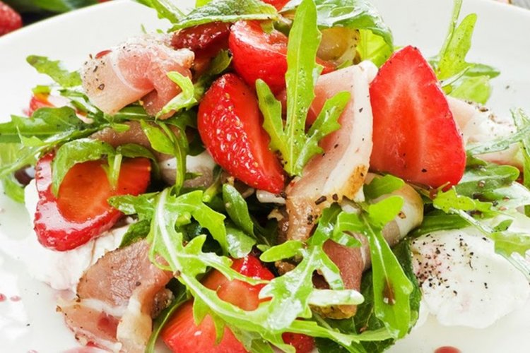 Салат с хамоном и клубникой