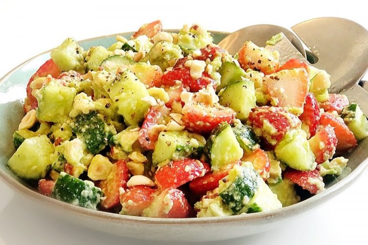 Салат с клубникой и овощами