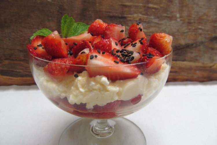 Салат с творогом и клубникой