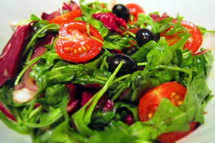 Салат с помидорами черри и оливками