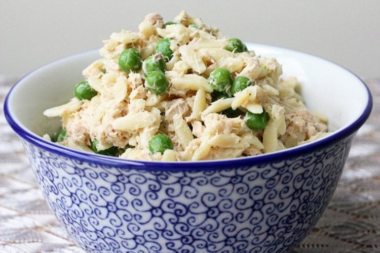 Салат из рисини и зеленого горошка к рыбе