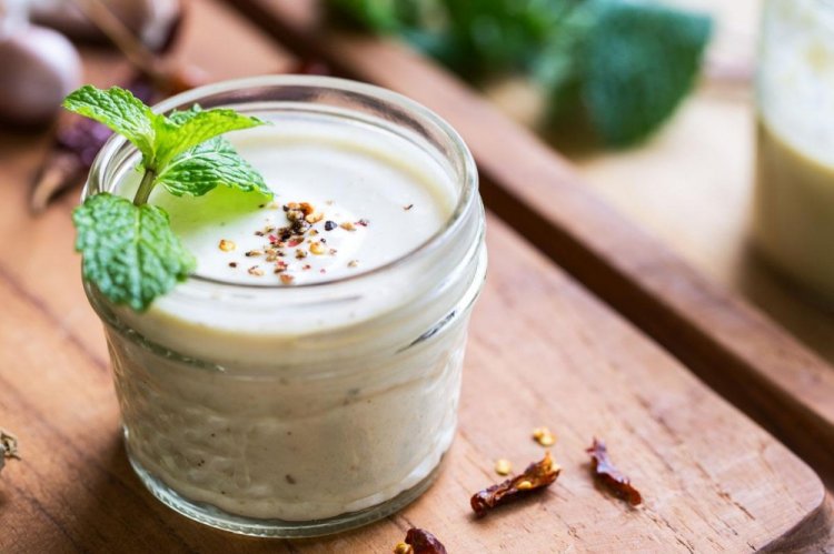 Острая йогуртовая заправка для салата из капусты