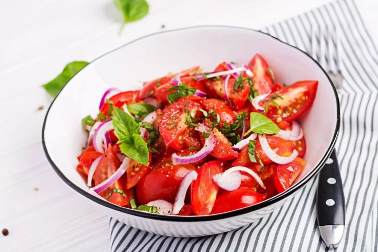 Салат из помидоров и базилика