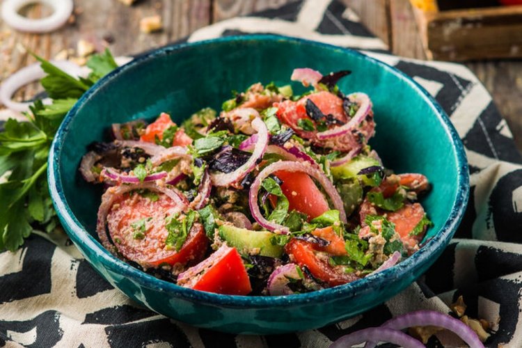 Овощной салат с грецкими орехами