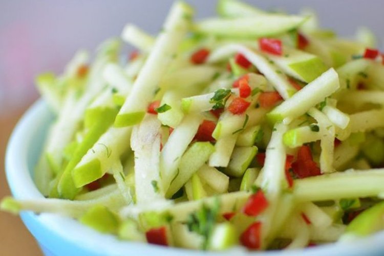 Салат из огурцов и яблок к плову