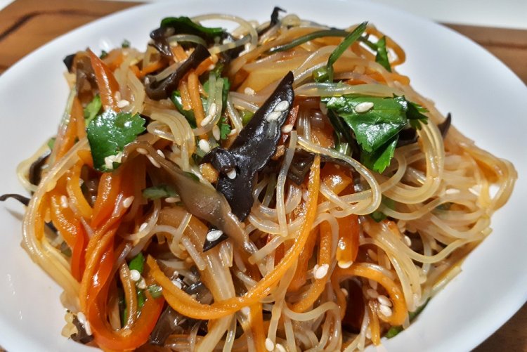 Салат с фунчозой и баклажанами