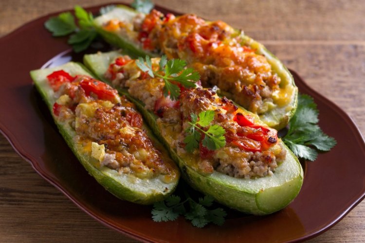 Фаршированные кабачки с индейкой и овощами