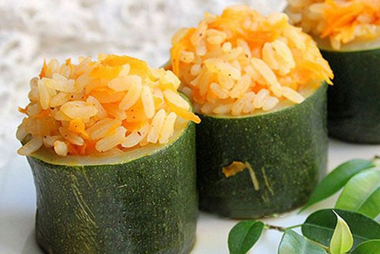 Постные фаршированные кабачки с рисом и овощами
