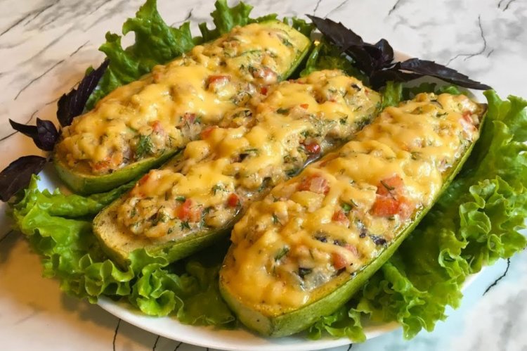Фаршированные кабачки с курицей и овощной смесью