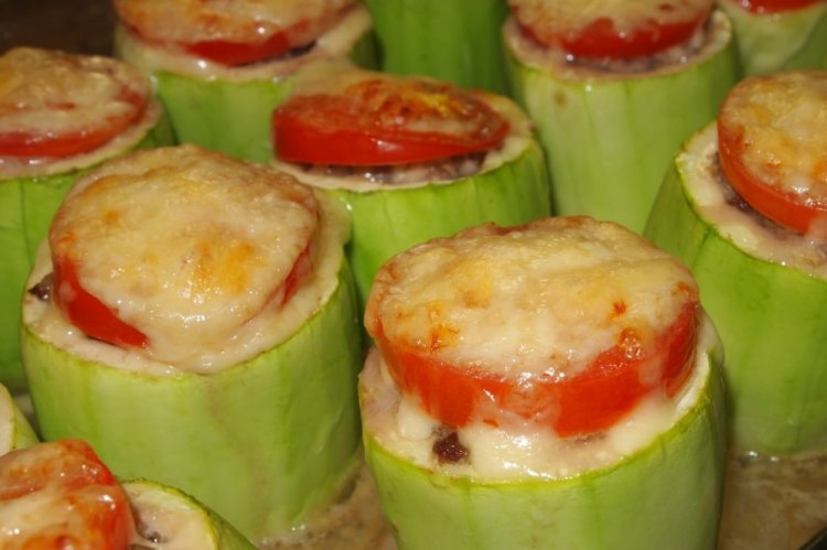 Фаршированные кабачки с мясом и помидорами