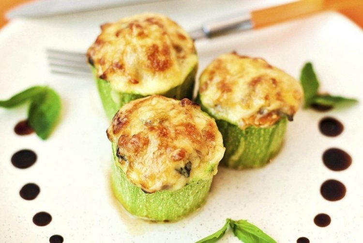 Фаршированные кабачки с вареной курицей и плавленым сыром