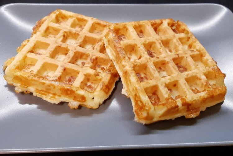 Сырные вафли на молоке в вафельнице