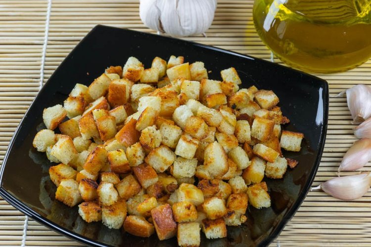 Чесночные сухарики в духовке