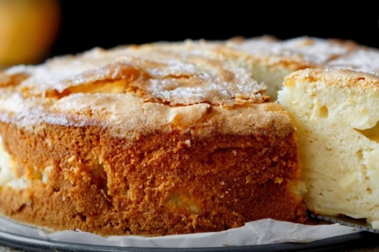 Шарлотка с яблоками на простокваше