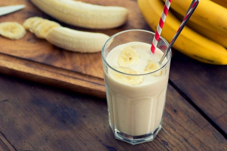 Смузи из банана и кислого молока