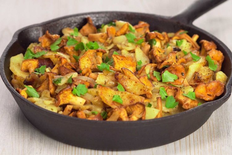 Жареная картошка с лисичками и луком