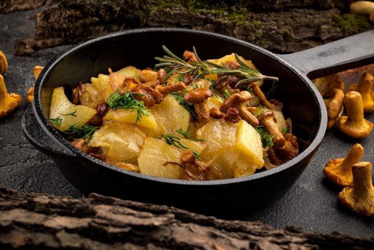 Жареная картошка с лисичками и беконом