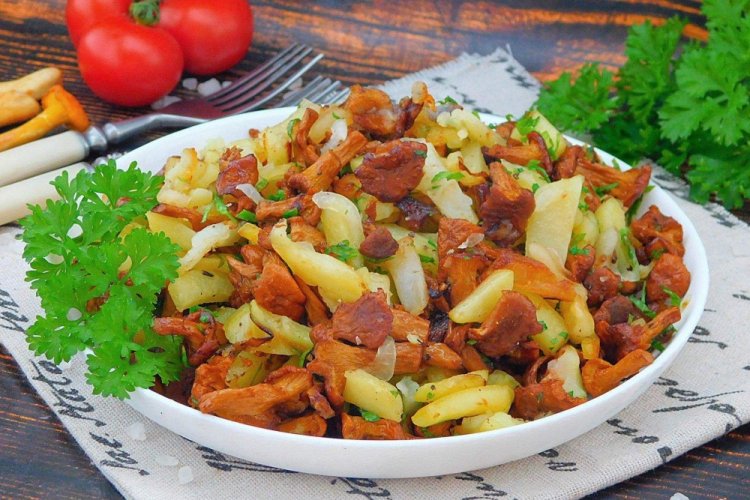 Жареная картошка с лисичками и сладким перцем