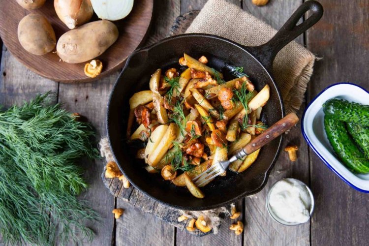 Жареная картошка с лисичками в вине на сковороде