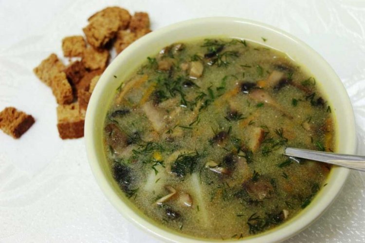 Грибной суп из рыжиков с гречкой