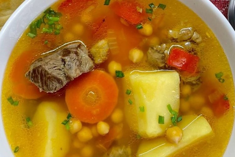 Шурпа с нутом в афганском казане