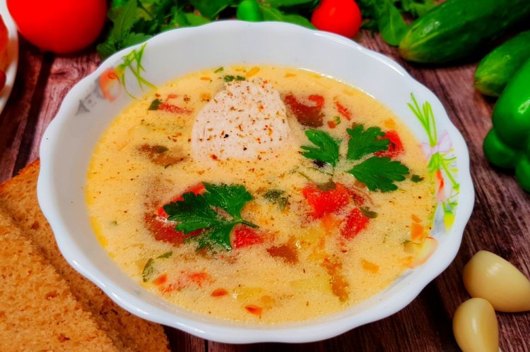 Сливочный суп с курицей и помидорами