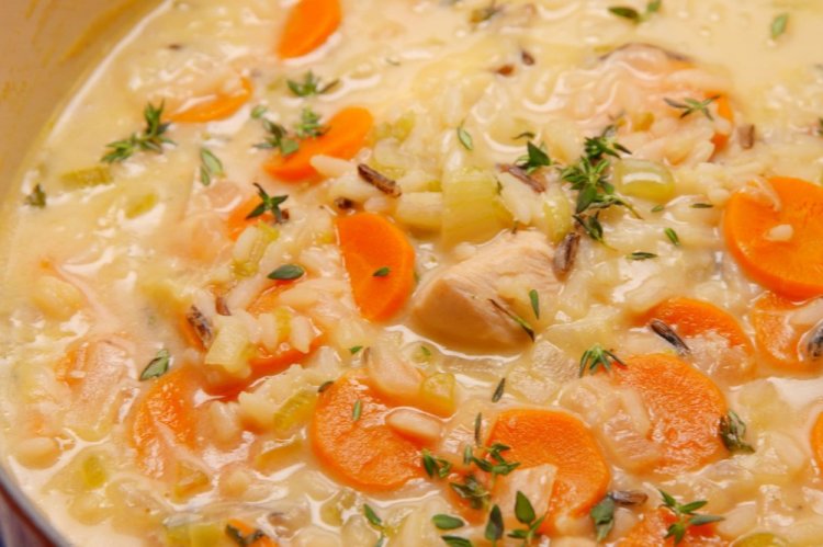 Сливочный суп с курицей и рисом
