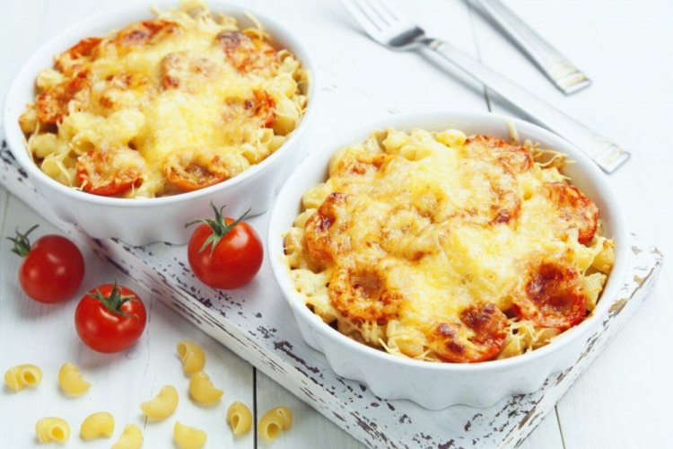 Макароны с сыром и помидорами в духовке