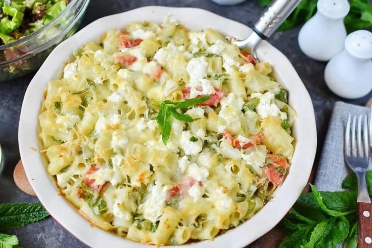 Макароны с сыром, творогом и зеленым горошком в духовке