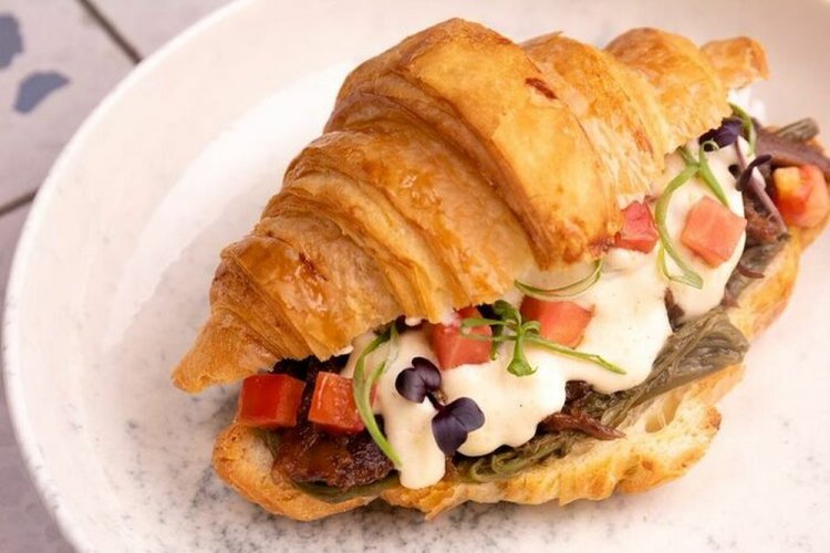 Сэндвич-круассан с говядиной