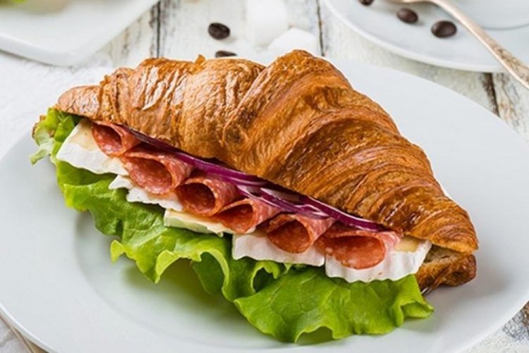 Сэндвич-круассан с колбасой и песто
